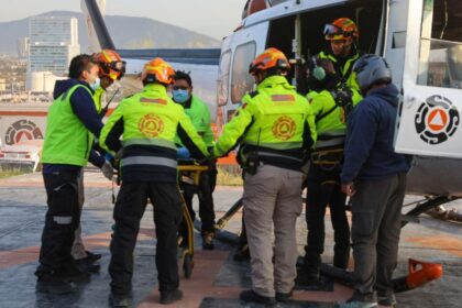 Rescatan en helicóptero a joven en Cerro de las Mitras