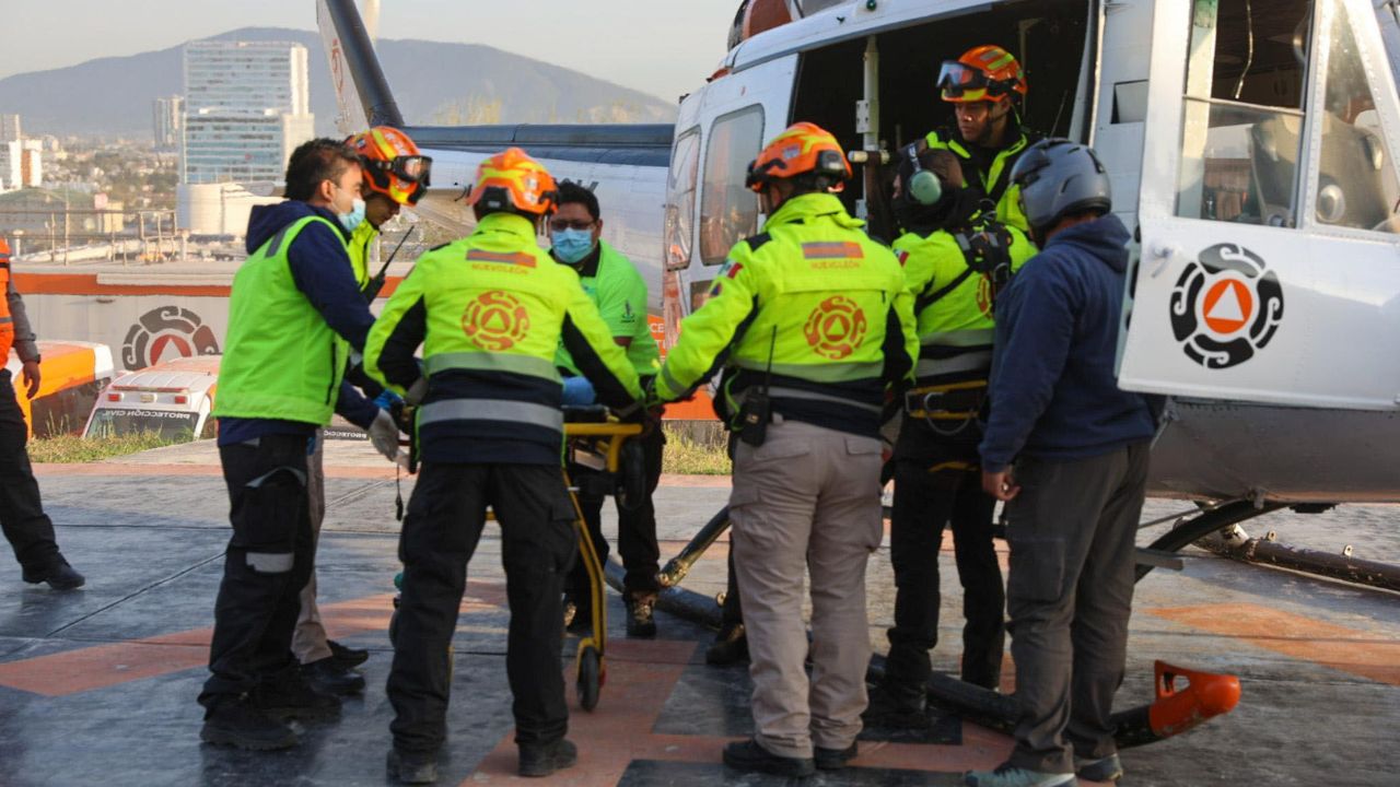 Rescatan en helicóptero a joven en Cerro de las Mitras