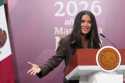 Salma Hayek elogia a Sheinbaum por impulsar el cine mexicano