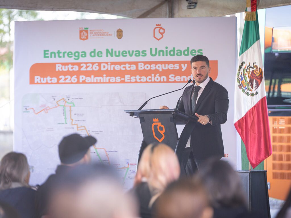 Samuel García entrega 30 camiones nuevos y moderniza la Ruta 226