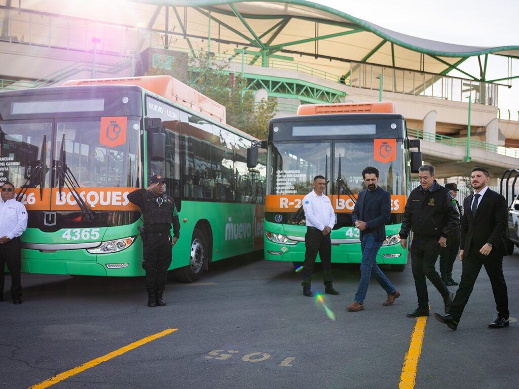 Samuel García entrega 30 camiones nuevos y moderniza la Ruta 226