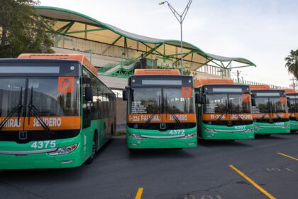 Samuel García entrega 30 camiones nuevos y moderniza la Ruta 226