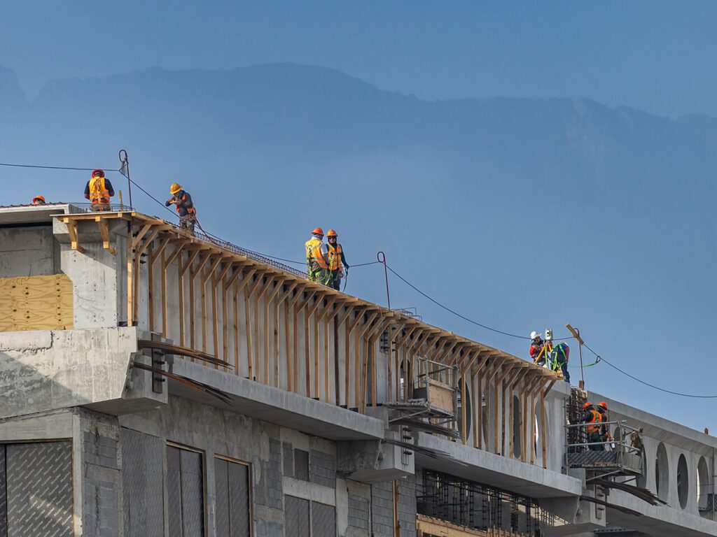 Samuel García realiza recorrido por las obras Línea 6 del Metro