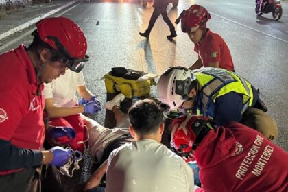 Motociclista se estrella contra poste en la colonia Miravalle