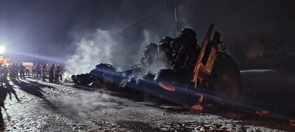 Se incendia pipa tras volcadura en Cadereyta