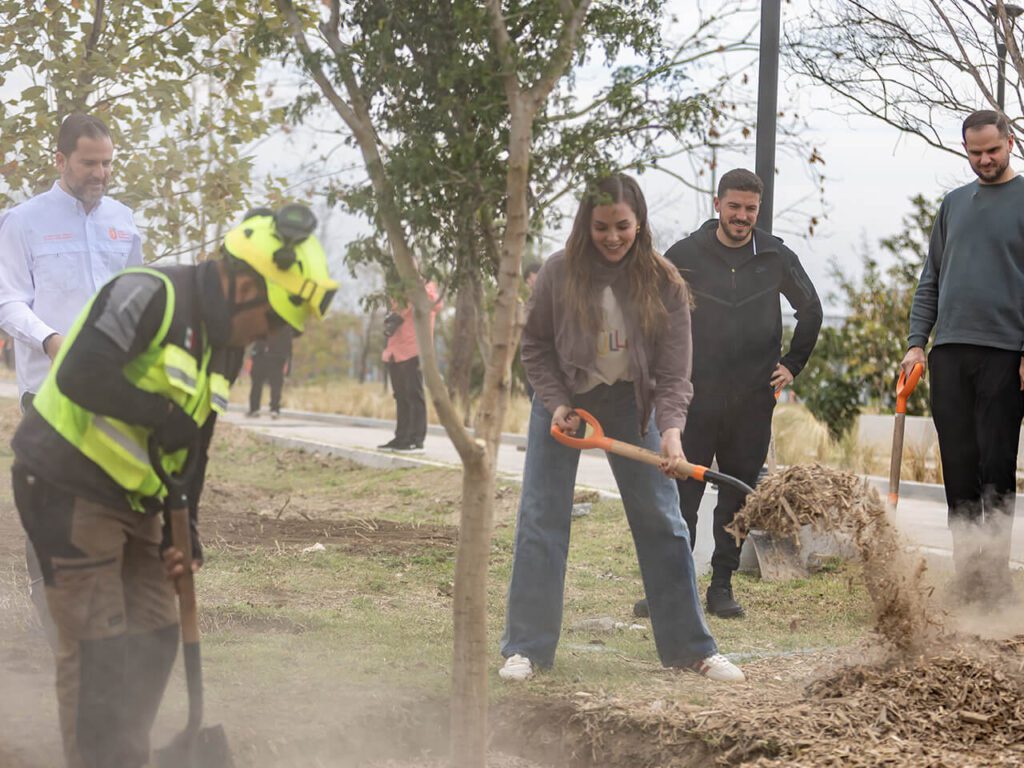 Supervisa Samuel García trabajos de rehabilitación de Parque Libertad