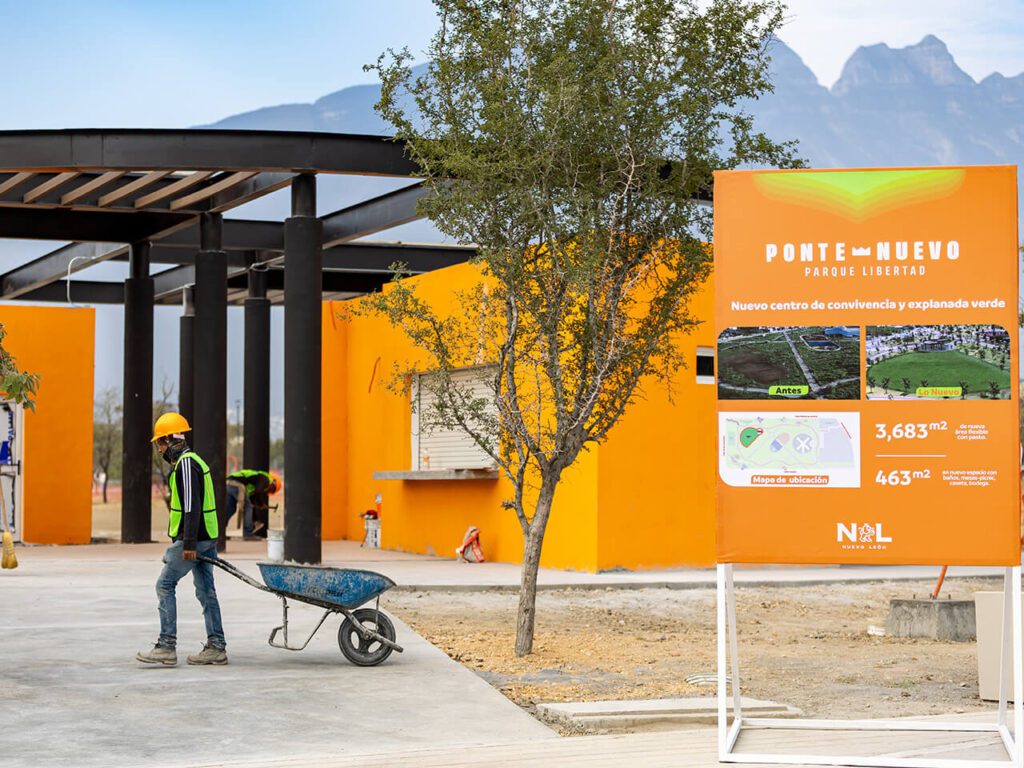 Supervisa Samuel García trabajos de rehabilitación de Parque Libertad