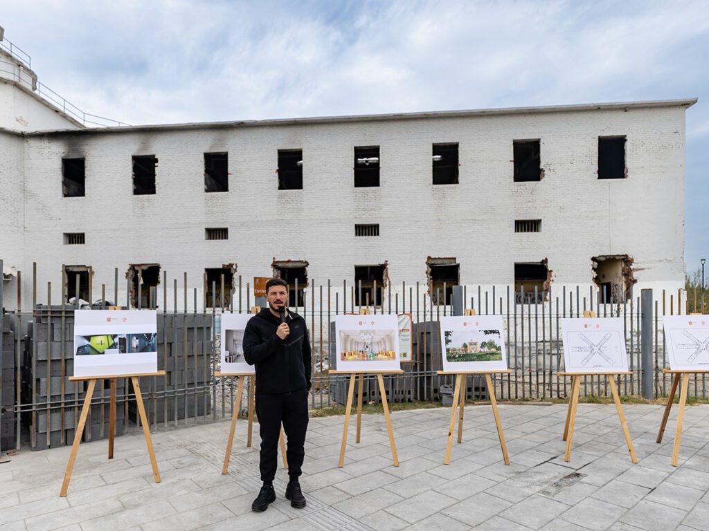 Supervisa Samuel García trabajos de rehabilitación de Parque Libertad