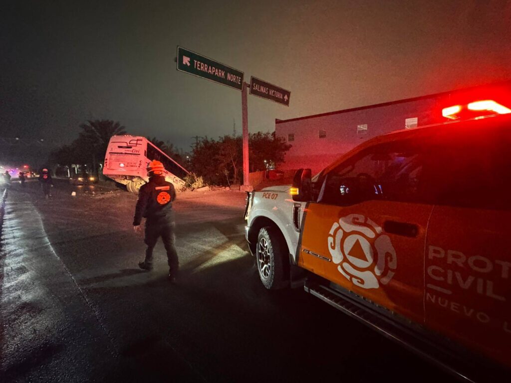 Tráiler provoca choque y camión cae a canal en Salinas Victoria