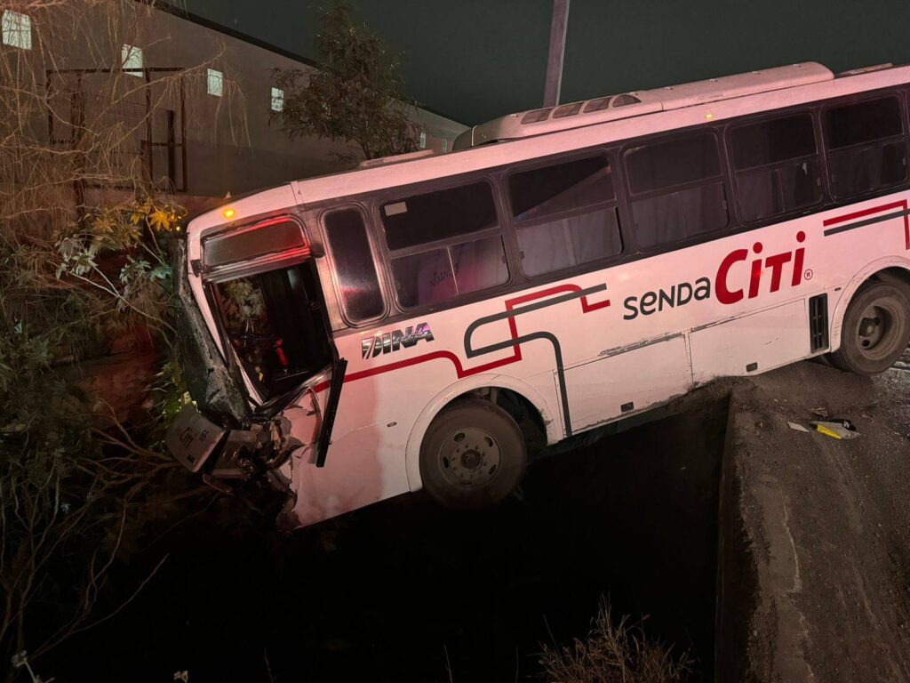 Tráiler provoca choque y camión cae a canal en Salinas Victoria