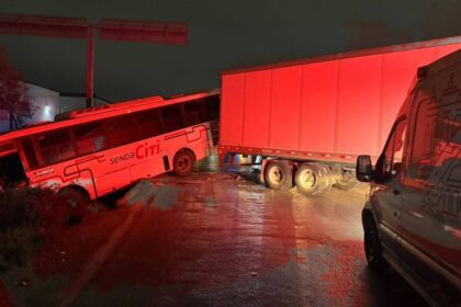 Tráiler provoca choque y camión cae a canal en Salinas Victoria