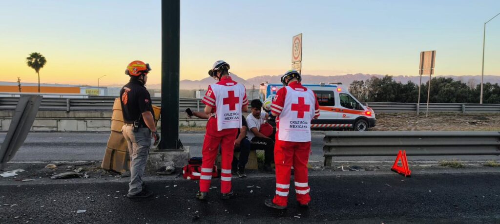 Volcadura de camioneta en el Anillo Vial Metropolitano en Escobedo