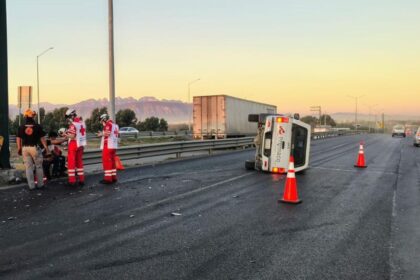 Volcadura de camioneta en el Anillo Vial Metropolitano en Escobedo
