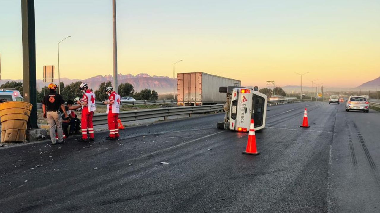 Volcadura de camioneta en el Anillo Vial Metropolitano en Escobedo