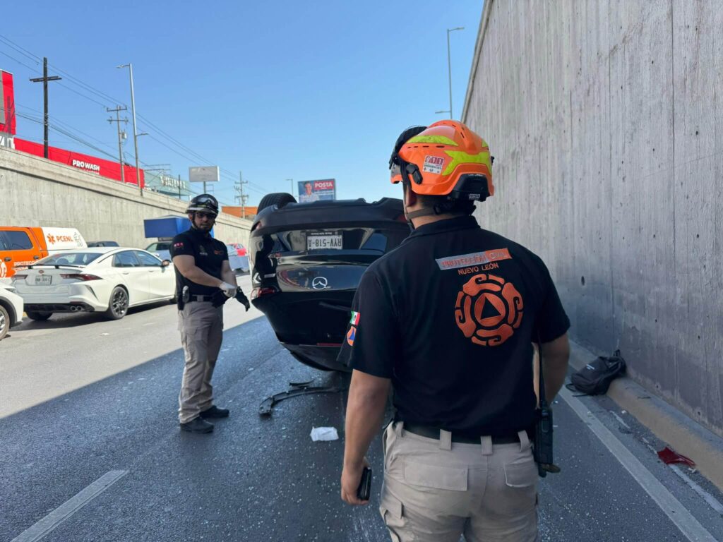 Volcadura en Paseo de los Leones deja un herido