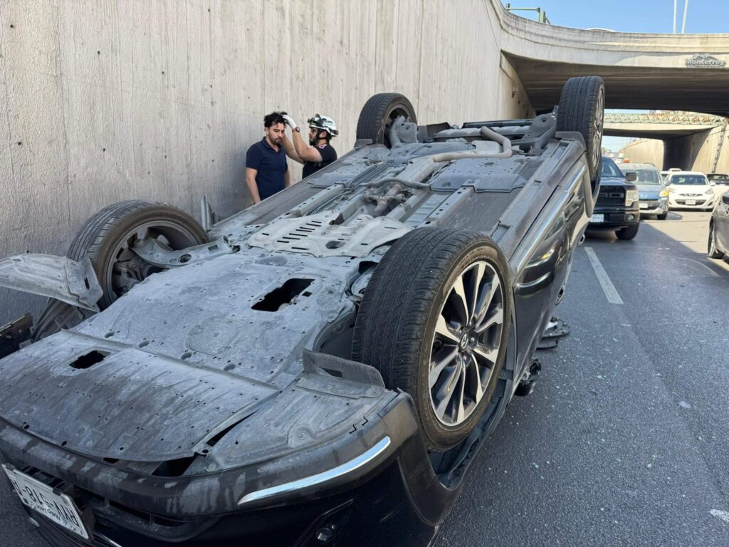 Volcadura en Paseo de los Leones deja un herido