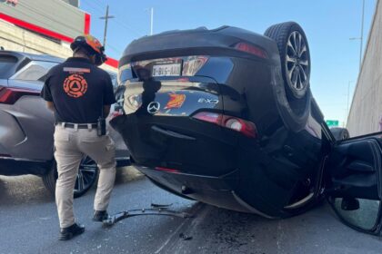 Volcadura en Paseo de los Leones deja un herido
