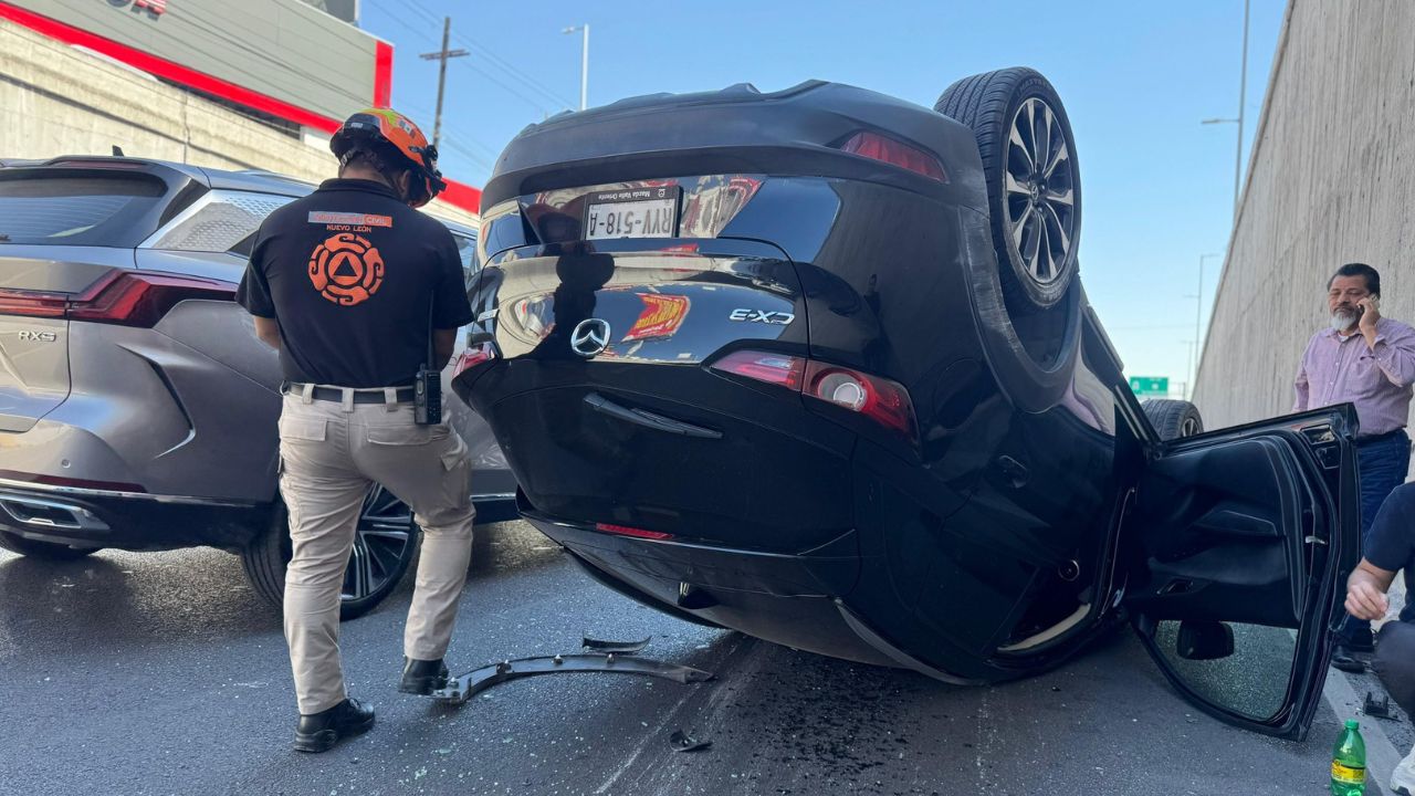 Volcadura en Paseo de los Leones deja un herido