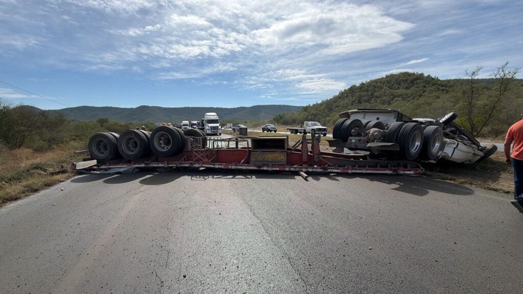 Vuelca tráiler con rollos de lámina y cierran Carretera Nacional