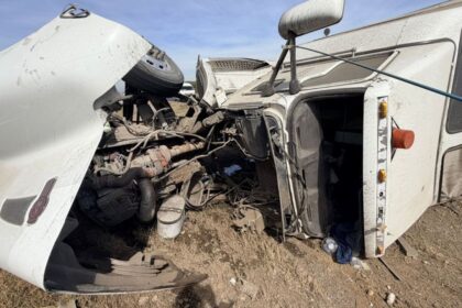 Vuelca tráiler con rollos de lámina y cierran Carretera Nacional