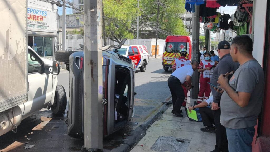 Aparatosa volcadura en cruce de Monterrey deja solo daños materiales