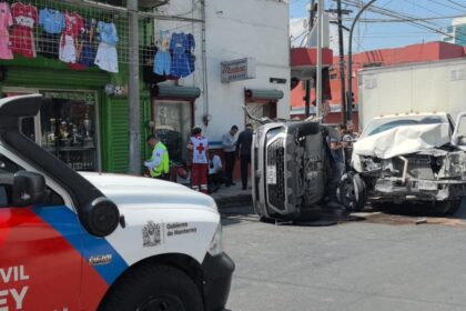 Aparatosa volcadura en cruce de Monterrey deja solo daños materiales