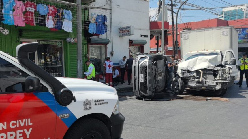Aparatosa volcadura en cruce de Monterrey deja solo daños materiales