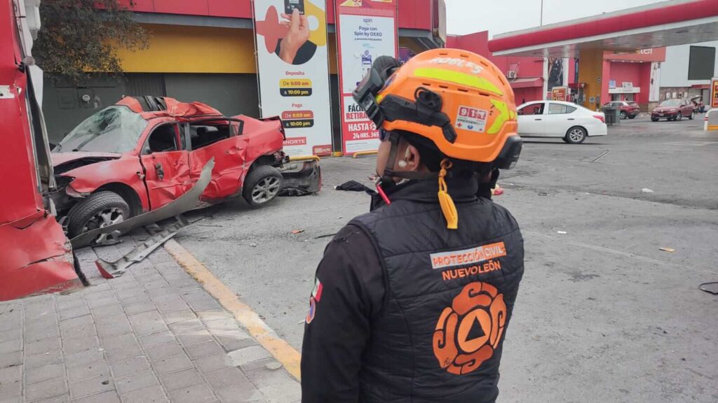 Auto se impacta contra letrero en Monterrey; hay un lesionado