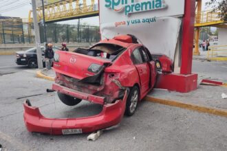 Auto se impacta contra letrero en Monterrey; hay un lesionado