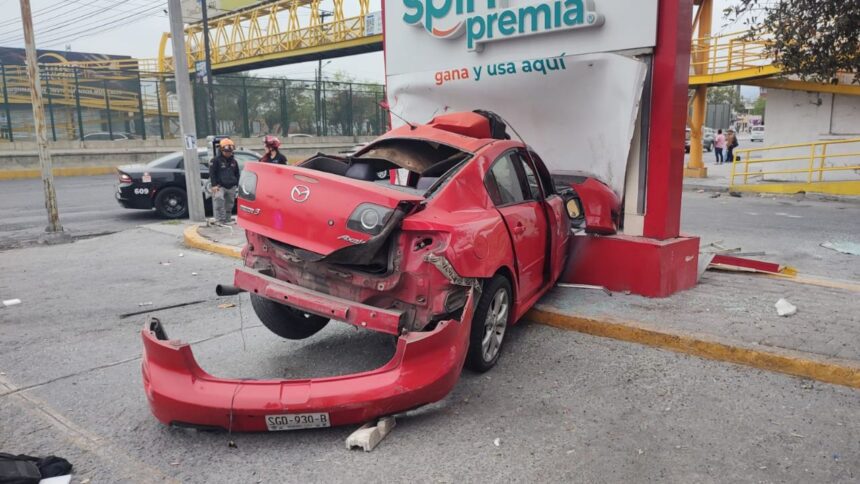 Auto se impacta contra letrero en Monterrey; hay un lesionado