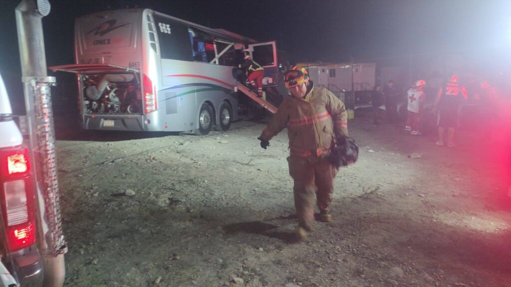 Autobús arrolla trabajadores en Apodaca; fallece uno