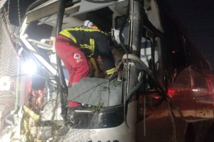 Autobús arrolla trabajadores en Apodaca; fallece uno