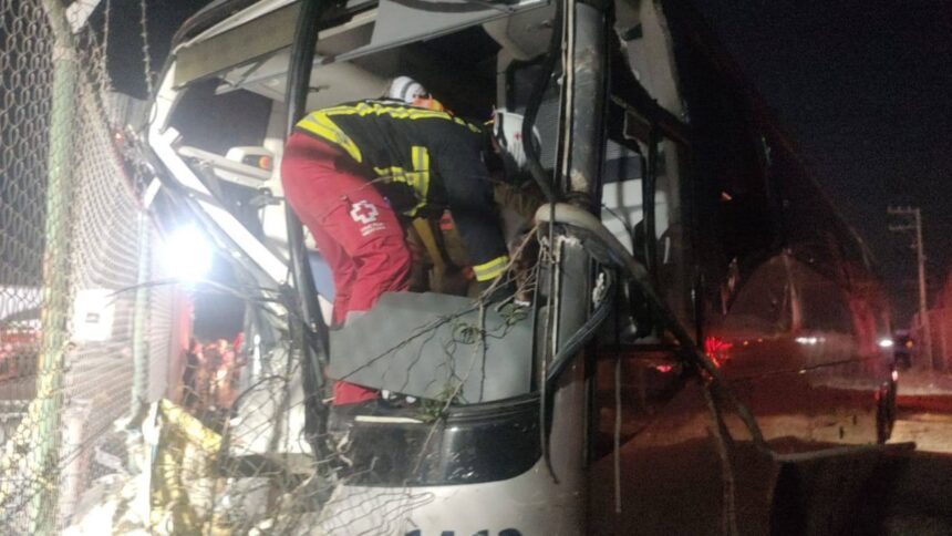 Autobús arrolla trabajadores en Apodaca; fallece uno