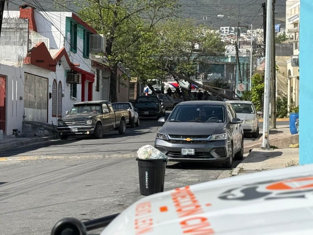 Camión derriba poste y provoca fuga de gas en Monterrey