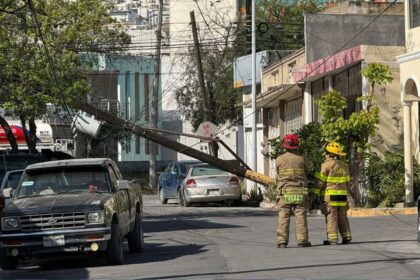 Camión derriba poste y provoca fuga de gas en Monterrey