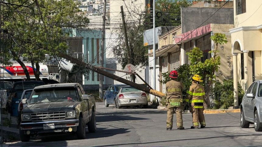 Camión derriba poste y provoca fuga de gas en Monterrey