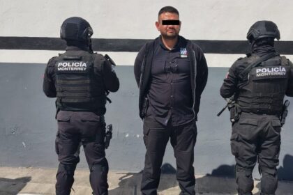 Capturan a hombre que se hacía pasar por policía en Monterrey