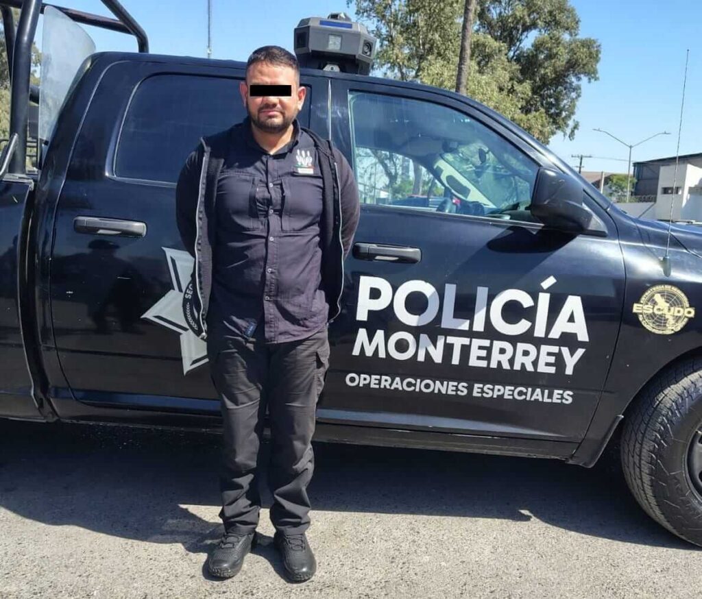 Capturan a hombre que se hacía pasar por policía en Monterrey