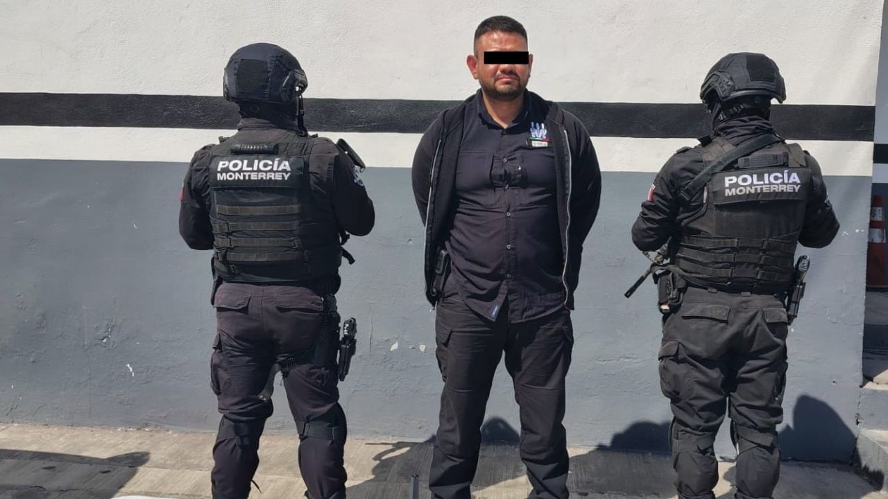 Capturan a hombre que se hacía pasar por policía en Monterrey