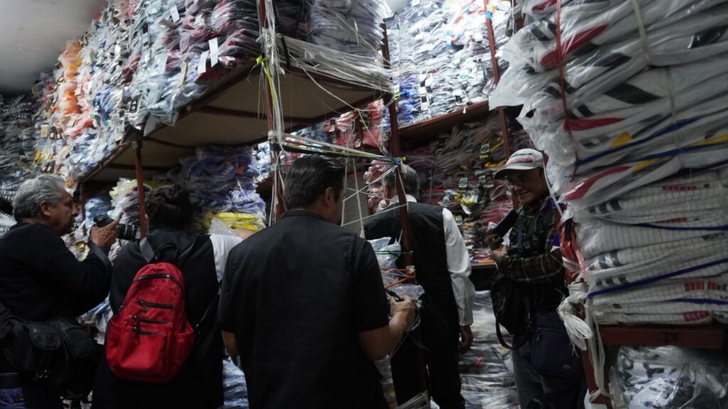 CDMX: Decomisan 25 toneladas de piratería del Mundial 2026 en Tepito