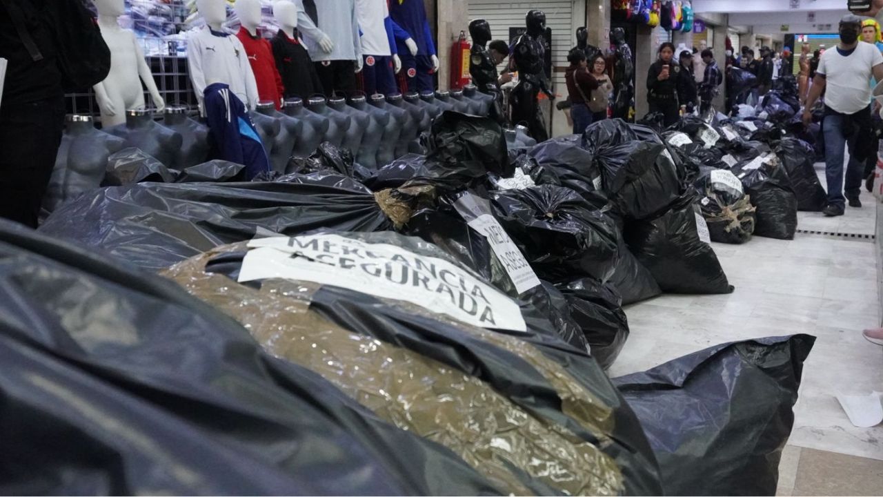 CDMX: Decomisan 25 toneladas de piratería del Mundial 2026 en Tepito
