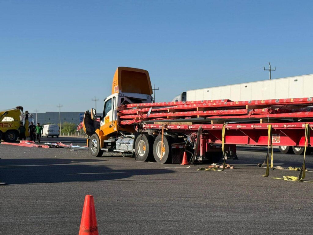 Chofer de tráiler fallece al ser prensado por la carga que transportaba