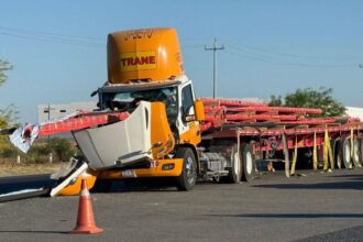 Chofer de tráiler fallece al ser prensado por la carga que transportaba