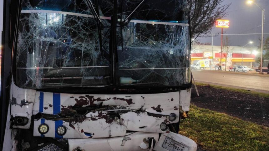 Choque de camiones de personal en Apodaca deja varios lesionados