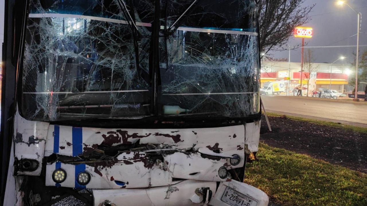 Choque de camiones de personal en Apodaca deja varios lesionados