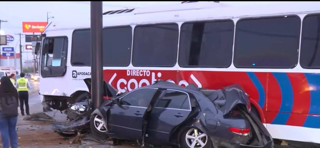 Choque en Mitras Centro deja una mujer lesionada