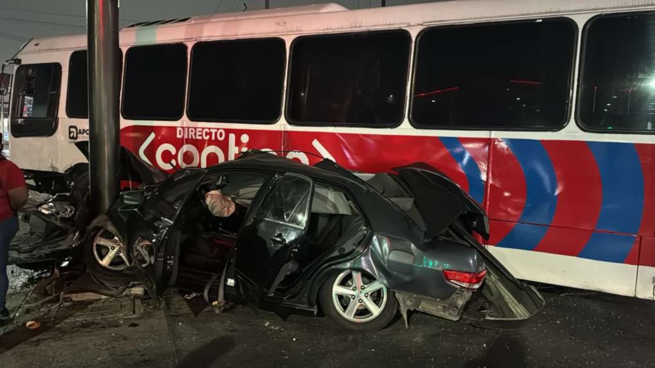Choque en Mitras Centro deja una mujer lesionada