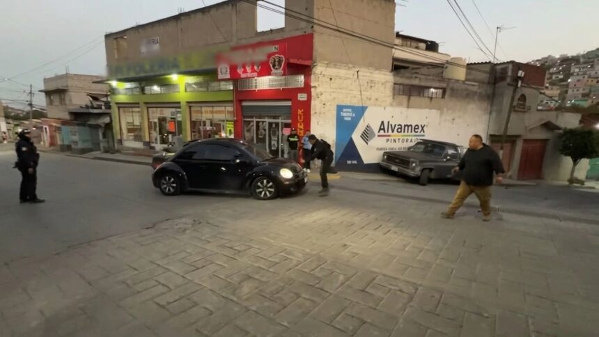 Conductor arrolla a policía y escapa tras operativo en Ecatepec