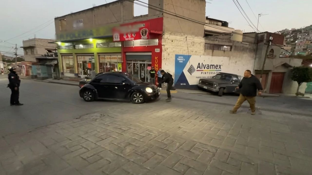 Conductor arrolla a policía y escapa tras operativo en Ecatepec