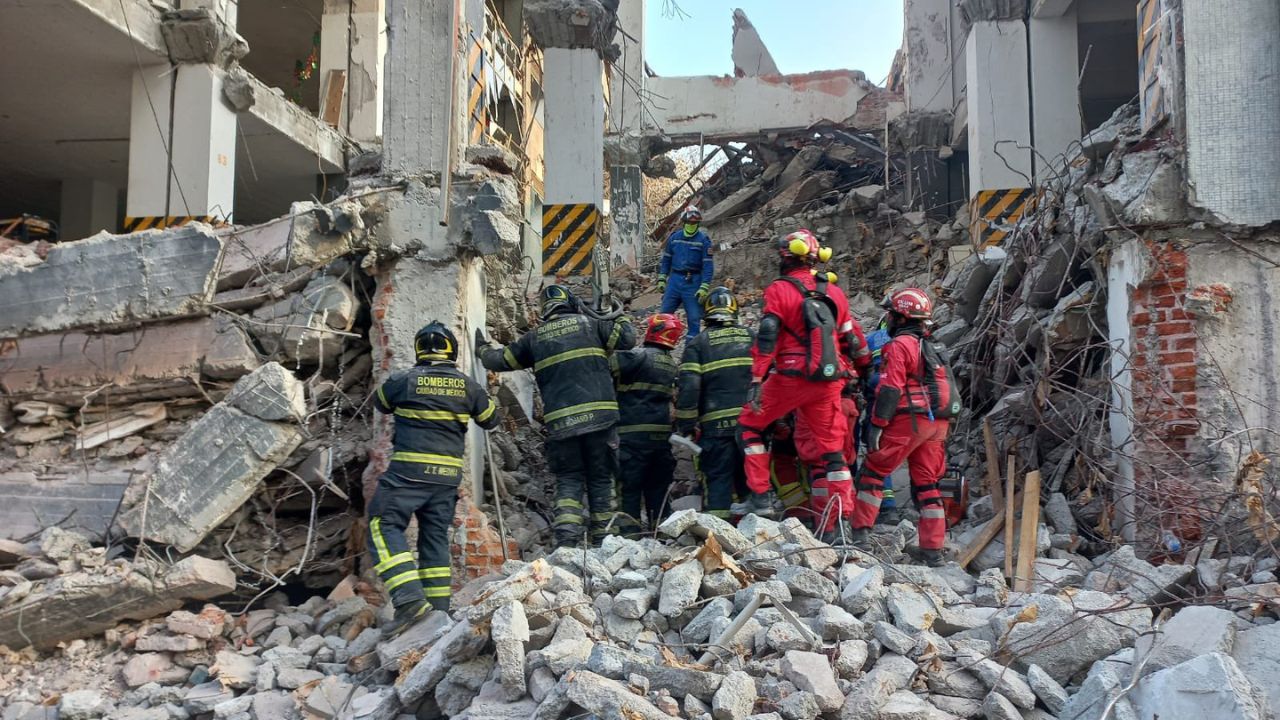 Confirman dos muertos más por colapso de edificio en CDMX
